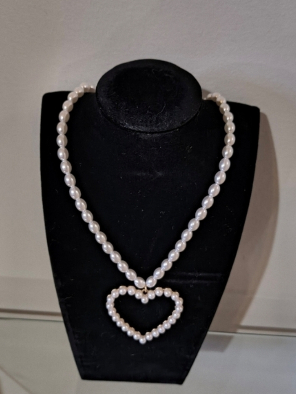 Elegant Pearl Heart Statement Necklace - Picture 2 of 3